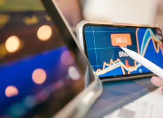 Analyste multi-marchés en train d'examiner les options Bitcoin, Ethereum et forex
