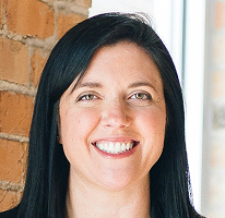 Responsable du support client, Sophie Hartwell, portrait au sein de l'équipe de service
